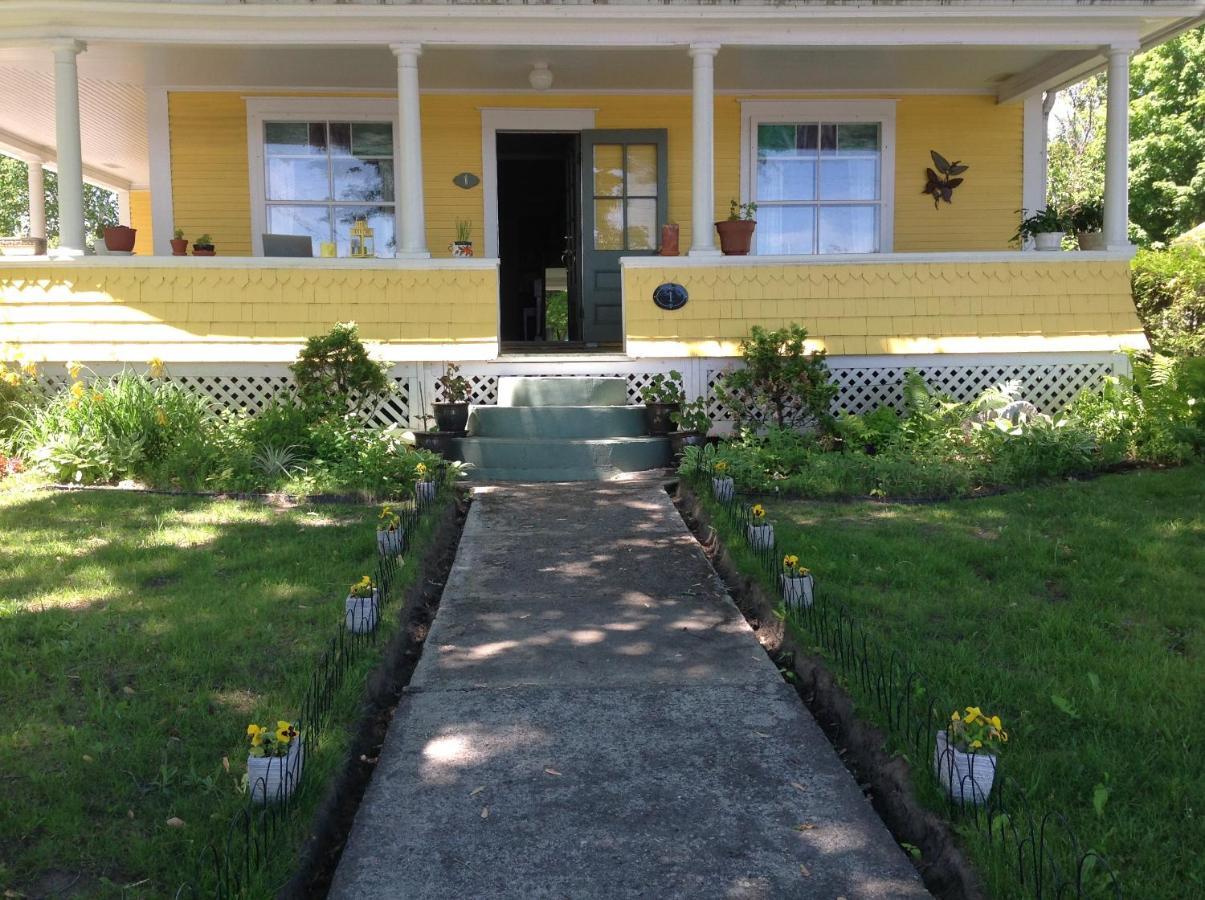 The Yellow House Bed & Breakfast Stanstead Plain Экстерьер фото